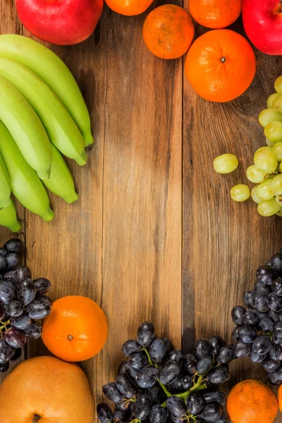 Studio Shot van gezond eten, verschillende vruchten op oude houten ta — Stockfoto