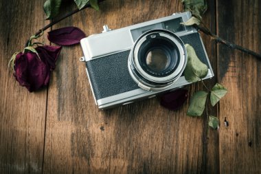 Eski retro fotoğraf makinesi vintage ahşap kurullarında