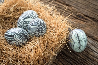 Paskalya yumurtaları ahşap zemin ile iç içe