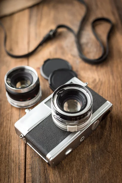 Oude retro camera op vintage houten planken — Stockfoto