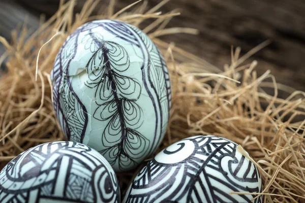 Nesten met Pasen eieren op de houten achtergrond — Stockfoto