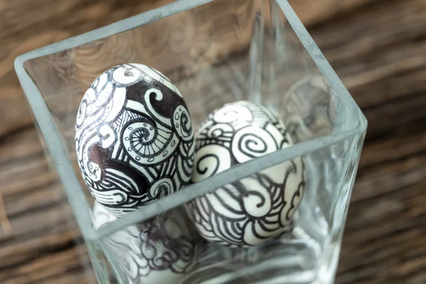 Close up di uova di Pasqua in un bicchiere, focus selettivo — Foto Stock