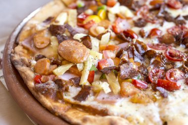 Biber, sosis bir tepesi ile Et ziyafeti Barbekü pizza, 