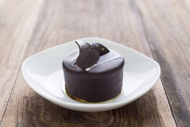  Dark chocolate cake on wooden background