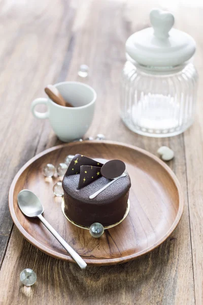 Pastel de chocolate negro sobre fondo de madera — Foto de Stock