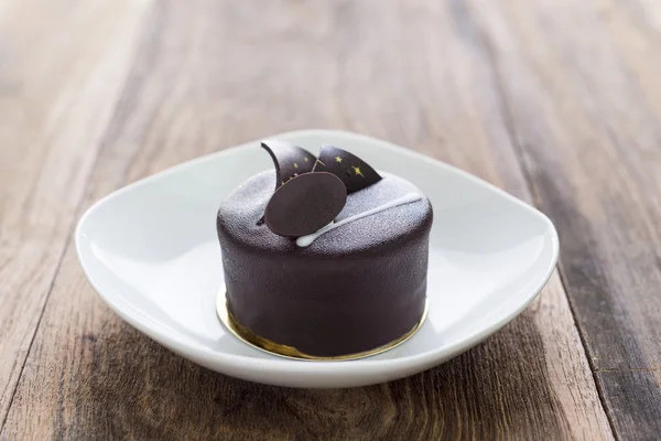 Pastel de chocolate negro sobre fondo de madera — Foto de Stock