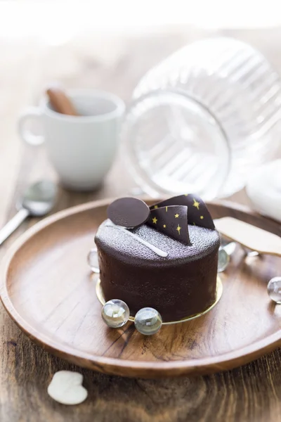 Pastel de chocolate negro sobre fondo de madera — Foto de Stock