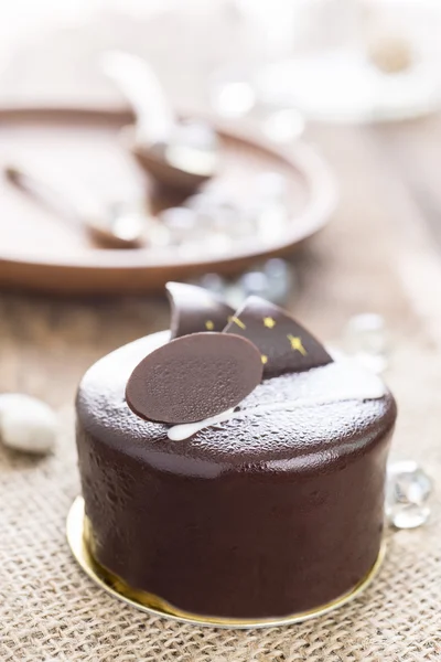 Pastel de chocolate negro sobre fondo de madera — Foto de Stock