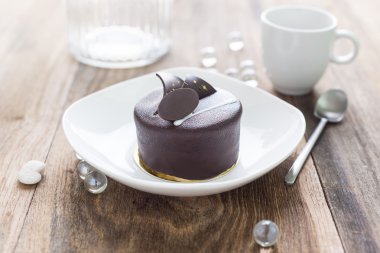  Dark chocolate cake on wooden background