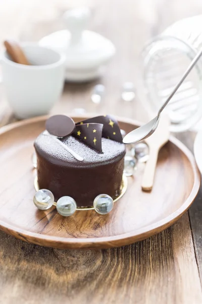 Pastel de chocolate negro sobre fondo de madera — Foto de Stock