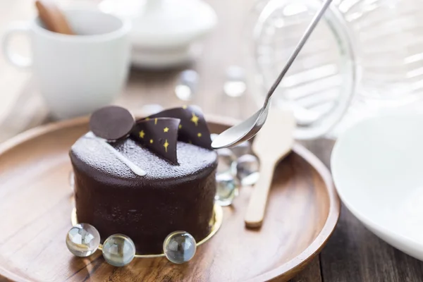 Dark chocolate cake on wooden background — Stock Photo, Image