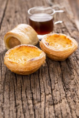 ahşap arka plan üzerinde sosis Rolls ile lezzetli tart