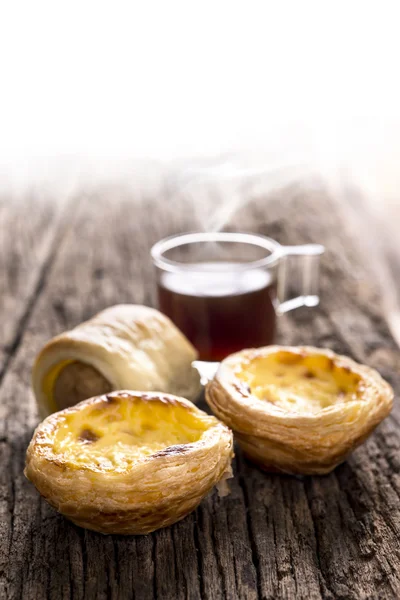 Deliciosa tarta con rollos de salchicha sobre fondo de madera — Foto de Stock