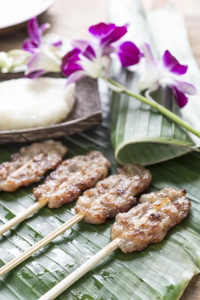 Porc rôti avec riz blanc collant Feuilles de banane sur table en bois — Photo