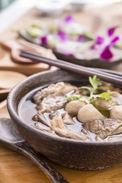 Sopa de macarrão de carne, Fechar de uma tigela de madeira — Fotografia de Stock