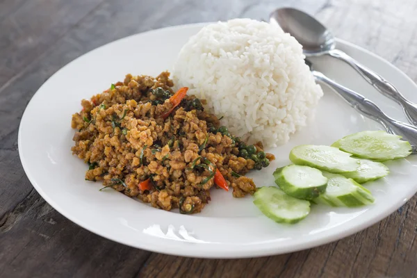 Rice topped with Stir Fried Pork with yellow curry paste — Stock Photo, Image