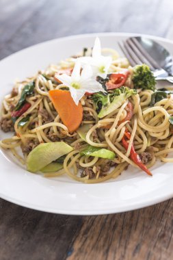 Baharatlı domuz eti spagetti