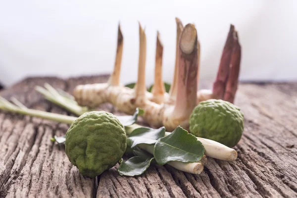 Kräuter und Gewürze vor hölzernem Hintergrund — Stockfoto