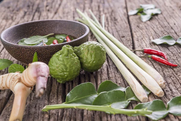 Gyógynövények és fűszerek, mint fából készült háttér — Stock Fotó