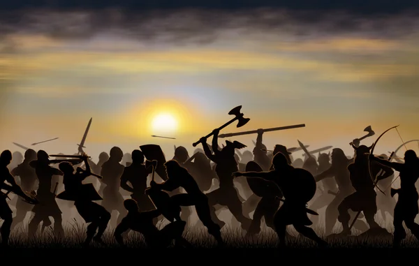 Silhouetten kämpfender Krieger sind vor dem Hintergrund der aufgehenden Sonne zu sehen Stockbild