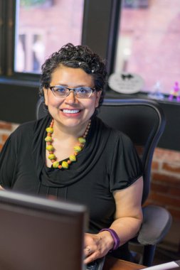 İspanyol erkek kağıtları Office ortamda tutarak pencere tarafından ayakta