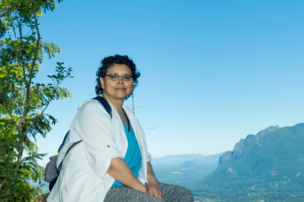 Empty Nester Latina Woman Traveling And Hiking — Stock Photo, Image