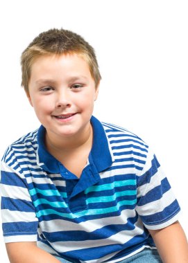 Genç sarışın erkek zeytin cilt yüz ve duygusal Exp yapma ile