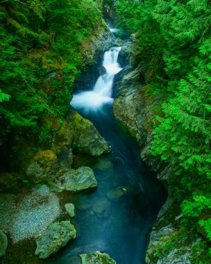 şelale manzarası asma köprü