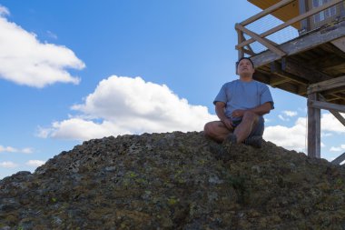 adam Granit kayalar çömeldi.