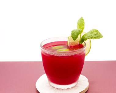 serinletici bir içecek olarak taze nane