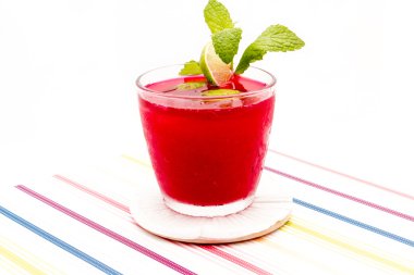 serinletici bir içecek olarak taze nane