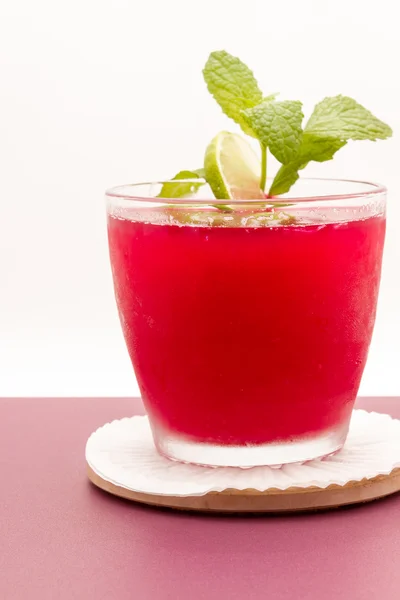 Fresh Mint In A Refreshing Drink — Stock Photo, Image