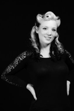 İzole siyah arka plan üzerine beyaz kadın