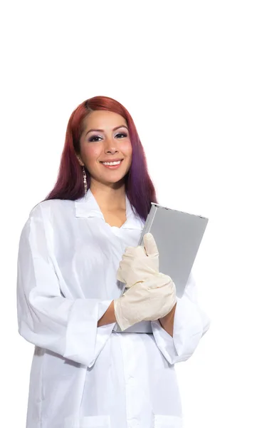 Mujer hispana usando abrigo de laboratorio mientras sostiene portapapeles — Foto de Stock