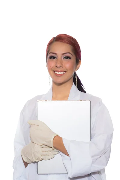 Mujer usando abrigo de laboratorio mientras sostiene portapapeles — Foto de Stock