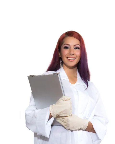 Mujer usando abrigo de laboratorio mientras sostiene portapapeles —  Fotos de Stock