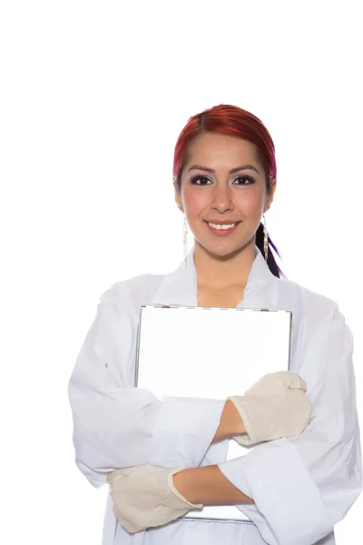 Mujer hispana usando abrigo de laboratorio mientras sostiene portapapeles — Foto de Stock