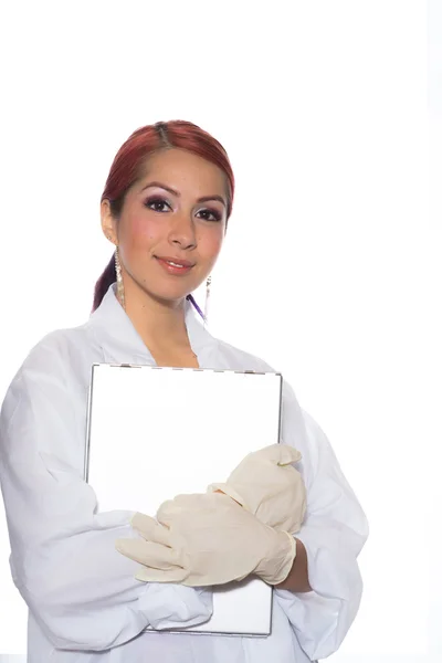 Mujer usando abrigo de laboratorio mientras sostiene portapapeles — Foto de Stock