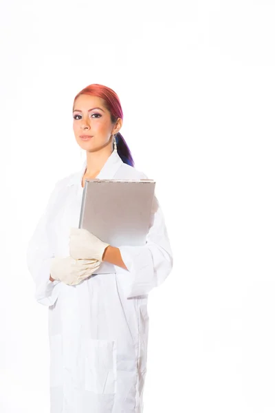 Mujer usando abrigo de laboratorio mientras sostiene portapapeles — Foto de Stock