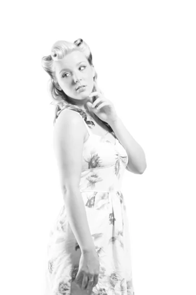 Kısa mütevazı elbiseli genç kadın — Stok fotoğraf