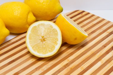 Kesme tahtası üzerinde limon dilimli