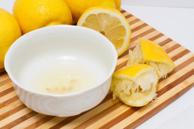 Bir kapta limon suyu