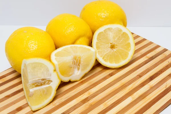 Skivede citroner på skærebrættet - Stock-foto