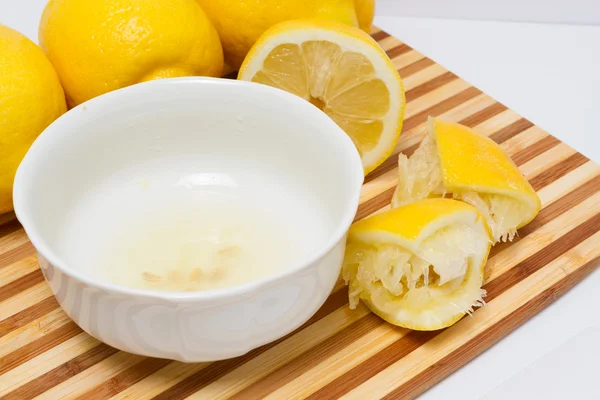 Citronsaft i skål - Stock-foto