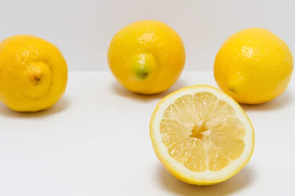 レモン半分の白い背景 — ストック写真