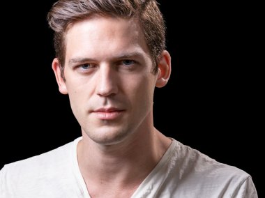 Genç yakışıklı beyaz erkek