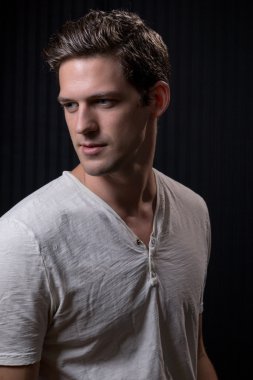 Genç yakışıklı beyaz erkek