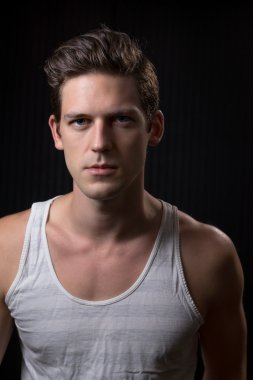 Yakışıklı erkek güçlü Çenemdeki