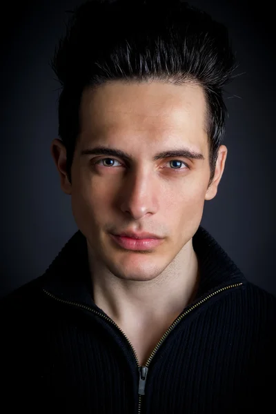 Kameraya bakarak çekici erkek