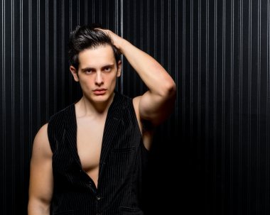 Kas Hunk parmaklar saç çalışır.